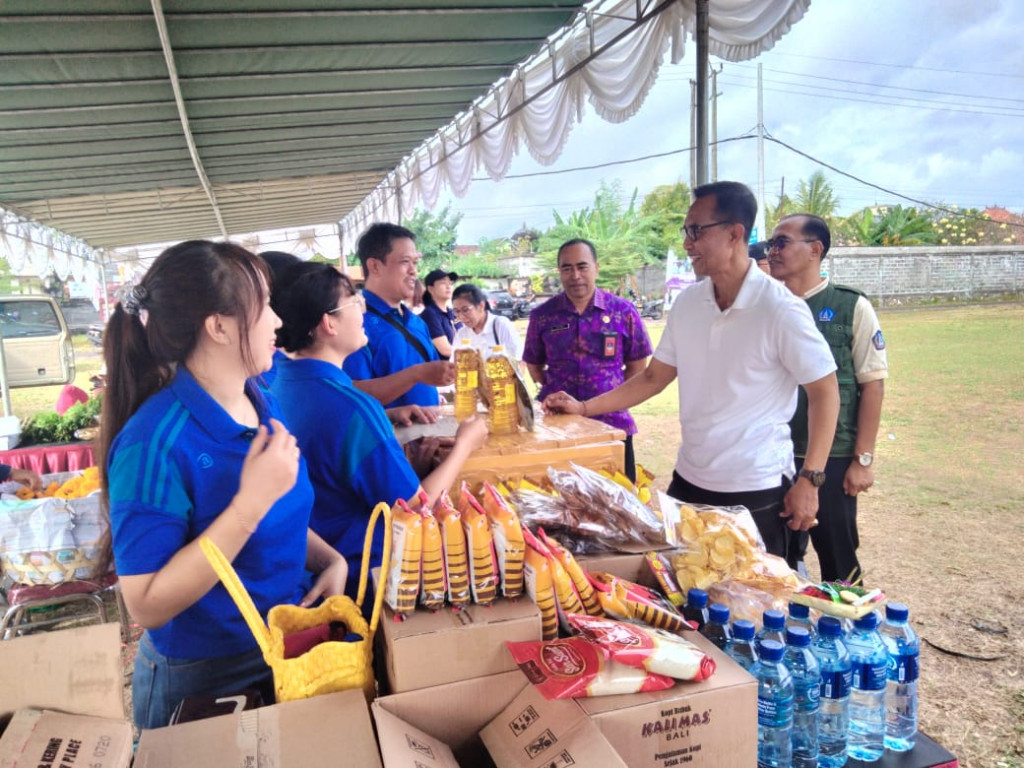 DALAM RANGKA MEMPERINGATI HARI ULANG TAHUN BAPANAS YANG KE 3 TAHUN 2024, DINAS PERTANIAN MELAKSANAKAN GERAKAN PANGAN MURAH DI LAPANGAN UMUM PRATURAI MADRA KECAMATAN MENGWI